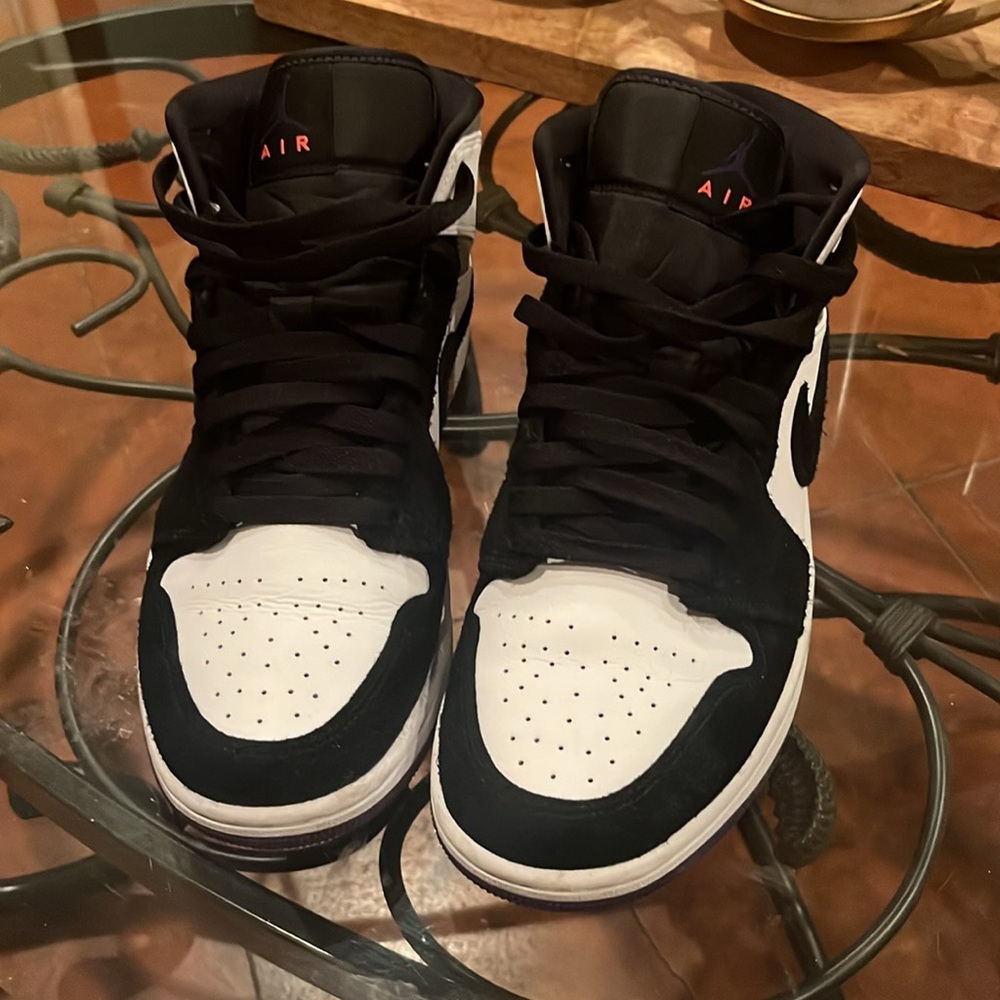 Air Jordan 1 Mid - Picture 2 of 3
